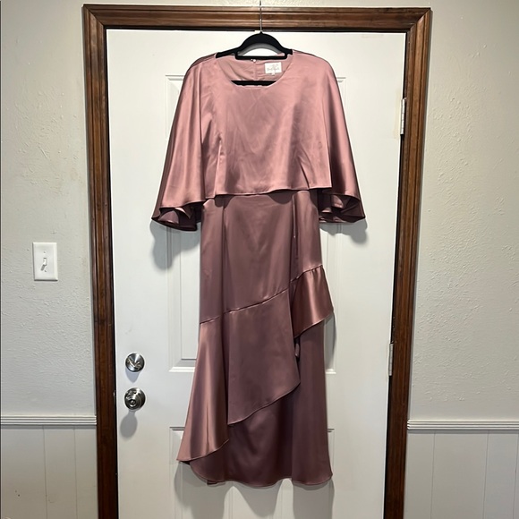 Dainty Jewells Mauve Crew neck Cape 3/4 sleeve Ruffled Gown Size MEDIUM Large - Picture 2 of 16